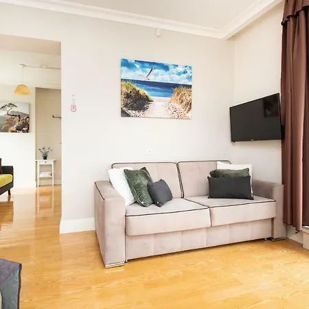 Roomsy Apartment *